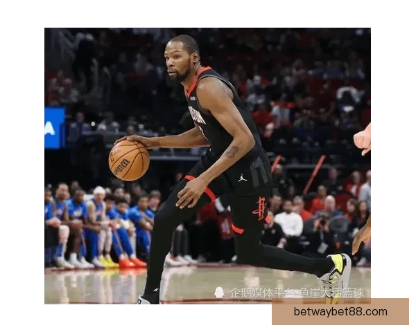 开心庆祝！火箭队更衣室泼水祝贺杜兰特 乌度卡将比赛用球交给阿杜