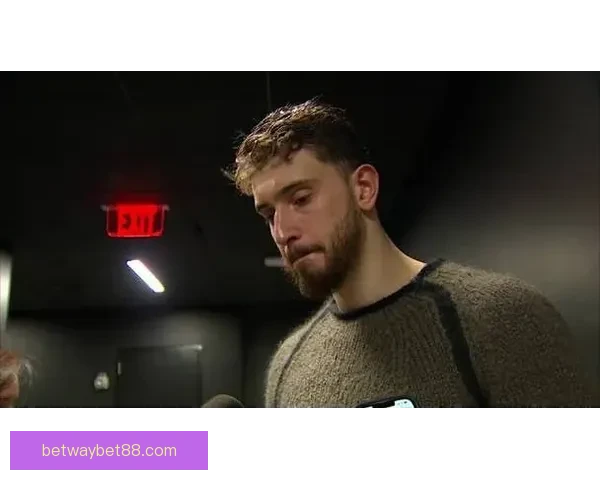 申京疑似腰部受伤比赛中多次捂腰一度被迫返回更衣室